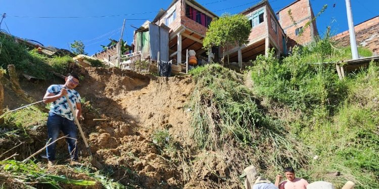 Preocupación en el barrio Cerro Gordo por deslizamiento que tapó dos viviendas