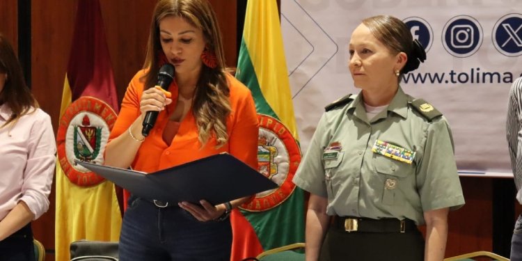 Gobernadora exalta a la coronel Sandra Liliana Rodríguez Castro comandante de la policía metropolitana de ibagué