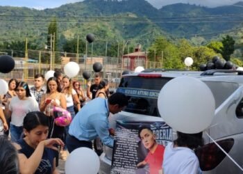 Despidieron a ‘Nando’, el joven barbero que falleció debido a un accidente por un hueco 