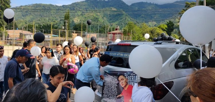 Despidieron a ‘Nando’, el joven barbero que falleció debido a un accidente por un hueco