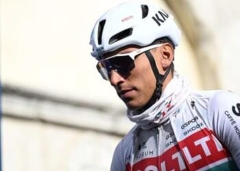 Un “escarabajo” se baja de los pedales