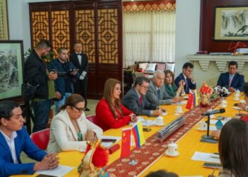 Gobernadora Adriana Magaly Matiz se reunió con embajador de China en Colombia