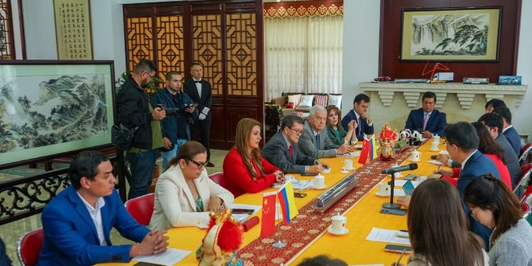 Gobernadora Adriana Magaly Matiz se reunió con embajador de China en Colombia