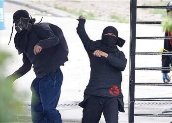 Encapuchados obligan a vigilantes de la Universidad Nacional a tomar gasolina y vandalizan estación de TransMilenio