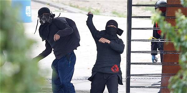 Encapuchados obligan a vigilantes de la Universidad Nacional a tomar gasolina y vandalizan estación de TransMilenio