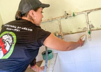 Jornada de ‘lavatón’ de albercas de casas barrio del Sur de Ibagué realizó la Alcaldía contra el mosquito del dengue