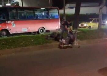 Denuncian que empleados de supermercado en Ibagué arrojan basuras en separador de la avenida 