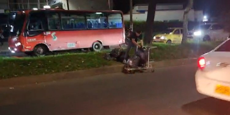 Denuncian que empleados de supermercado en Ibagué arrojan basuras en separador de la avenida 