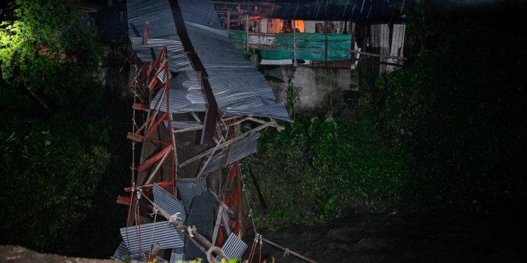 Creciente del río Combeima generó el colapso de puente peatonal en Ibagué