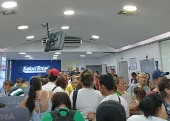 Por continúas quejas en la EPS Salud Total, la Defensoría del Pueblo hizo presencia en la sede de atención al usuario