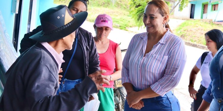 Secretaría de inclusión brinda apoyo a campesino que lo perdió todo en un incendio en tapias