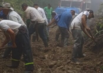 Habitantes en la vía a Tapias se  han visto obligados a usar pica y pala para abrir la vía afectada por las lluvias
