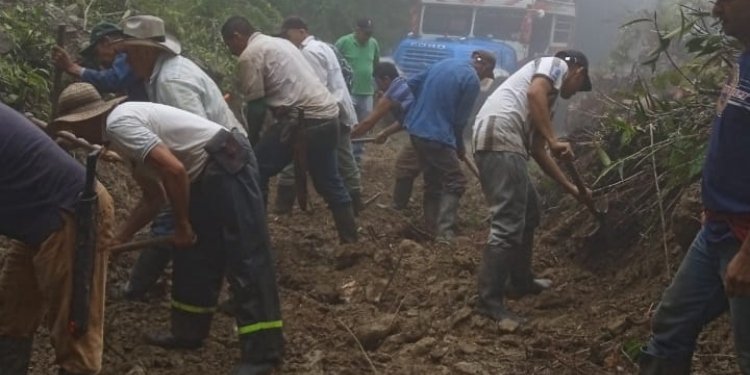 Habitantes en la vía a Tapias se  han visto obligados a usar pica y pala para abrir la vía afectada por las lluvias