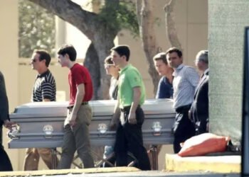 Comenzó a trabajar en una funeraria y sus amigos para apoyarlo dejaron las reseñas más insólitas