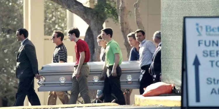 Comenzó a trabajar en una funeraria y sus amigos para apoyarlo dejaron las reseñas más insólitas