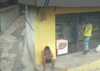 Hombre dispara a habitante de calle mientras comía en un andén: el ataque quedó en video