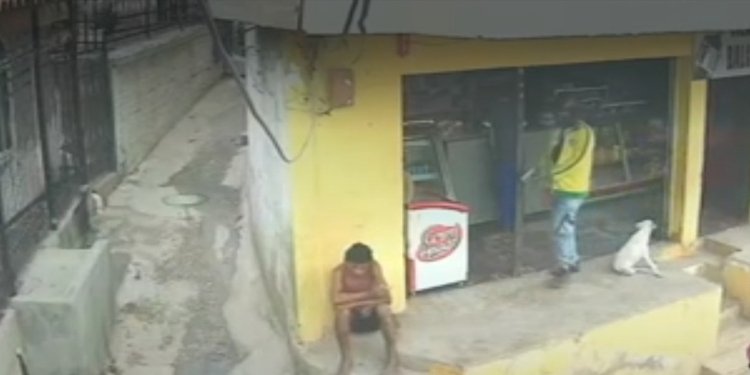 Hombre dispara a habitante de calle mientras comía en un andén: el ataque quedó en video