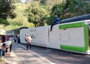 Grave accidente en Boyacá: cuatro muertos y 16 heridos tras volcarse bus procedente de Bogotá