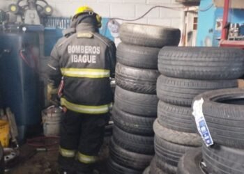 Reacción oportuna de bomberos evitó incendio en local de llantas en Ibagué 