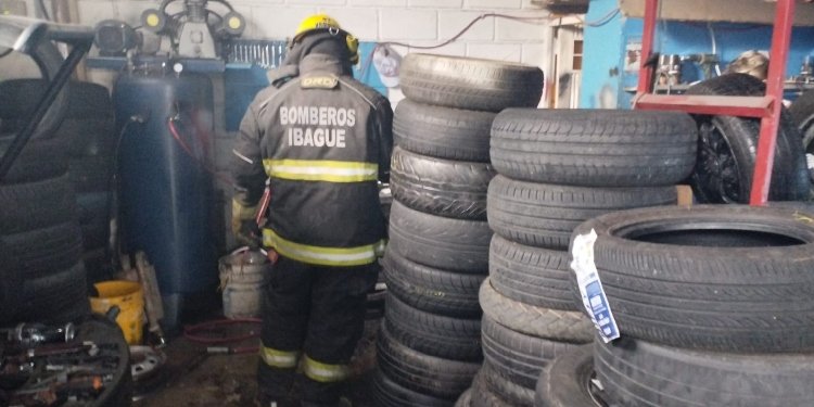 Reacción oportuna de bomberos evitó incendio en local de llantas en Ibagué 