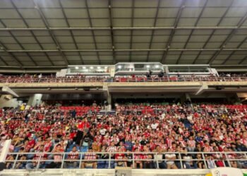 Hinchas del Junior de Barranquilla protagonizan enfrentamiento en el estadio Monumental de Lima