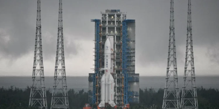 Sonda china Chang’e 6 parte hacia la cara oculta de la Luna en histórica misión de recolección de muestras