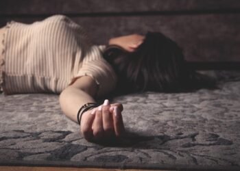 Asesinato en Soledad: mujer hallada muerta en motel tras entrar con dos personas