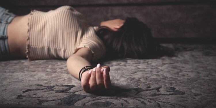 Asesinato en Soledad: mujer hallada muerta en motel tras entrar con dos personas