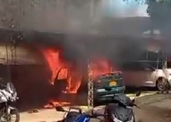 Incendio vehicular consumió un automotor dentro de un parqueadero en Ibagué 