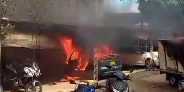 Incendio vehicular consumió un automotor dentro de un parqueadero en Ibagué 
