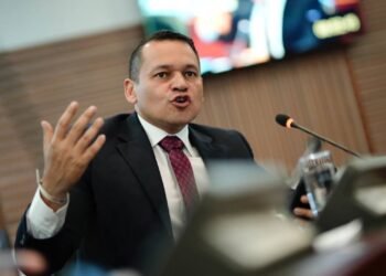 Congresista del Pacto Histórico defiende a ministro de Salud tras firmar moción de censura