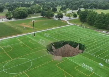 Gigantesco socavón se traga campo de fútbol en Illinois, Estados Unidos