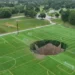 Gigantesco socavón se traga campo de fútbol en Illinois, Estados Unidos