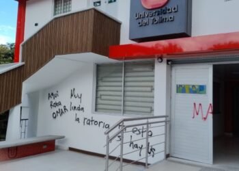 ‘Capuchos’ salieron y pintaron grafitis en la rectoría de la UT