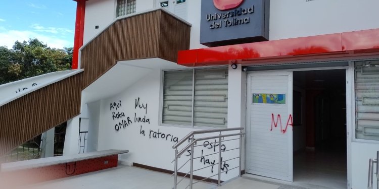 ‘Capuchos’ salieron y pintaron grafitis en la rectoría de la UT