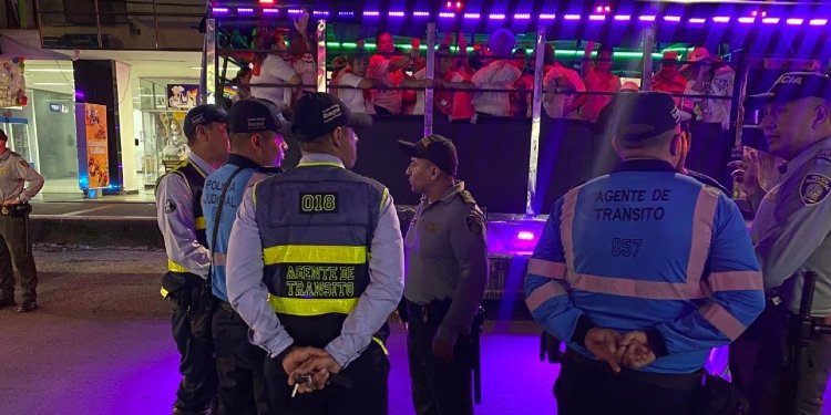 Autoridades suspendieron dos chivas turísticas