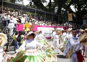Prohibieron la harina, espumas y vuvuzelas durante los dos desfiles del Festival Folclórico 