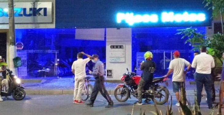 Lanzan explosivo contra concesionario de motos en Neiva