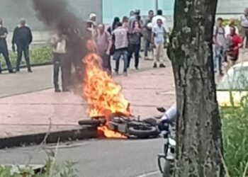 Golpearon y le quemaron la motocicleta a un presunto ladrón 