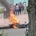 Golpearon y le quemaron la motocicleta a un presunto ladrón