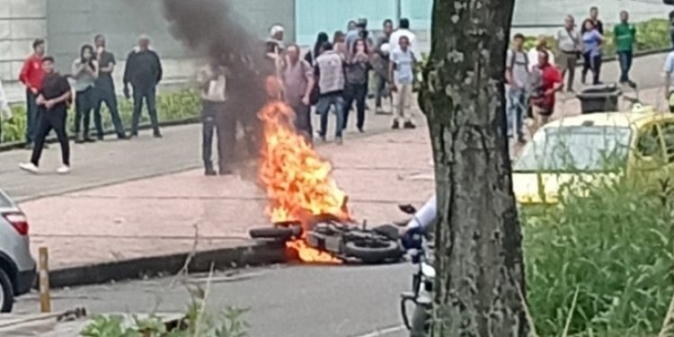 Golpearon y le quemaron la motocicleta a un presunto ladrón 