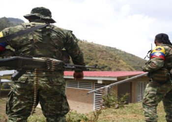 Disidencias atacan estaciones de Policía en Cauca y Valle; Ejército despliega tropas en respuesta