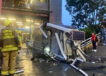 Cabina del metrocable cae en la estación Popular de Medellín: un muerto y más de 20 heridos