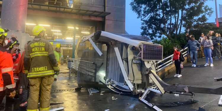 Cabina del metrocable cae en la estación Popular de Medellín: un muerto y más de 20 heridos