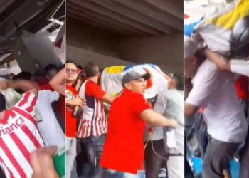 Hinchas del Junior ingresan ataúd con el cuerpo de un barrista al estadio Metropolitano