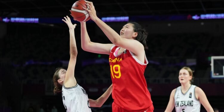 ¡Mide 2m30!: La jugadora China de 17 Años que deslumbra al mundo del baloncesto