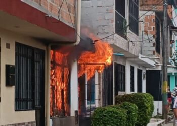 Familia lo perdió todo en incendio en el barrio Modelia 