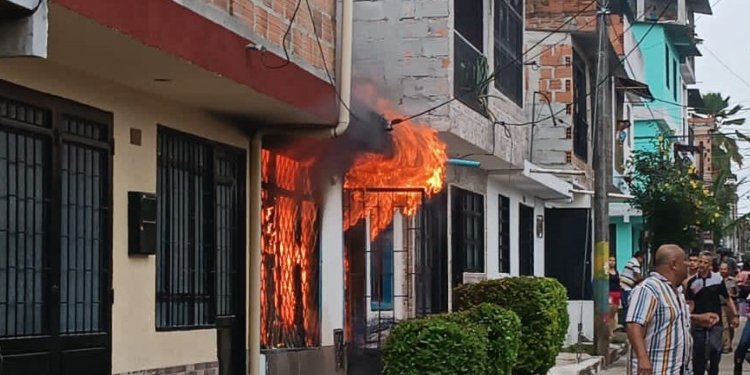 Familia lo perdió todo en incendio en el barrio Modelia 