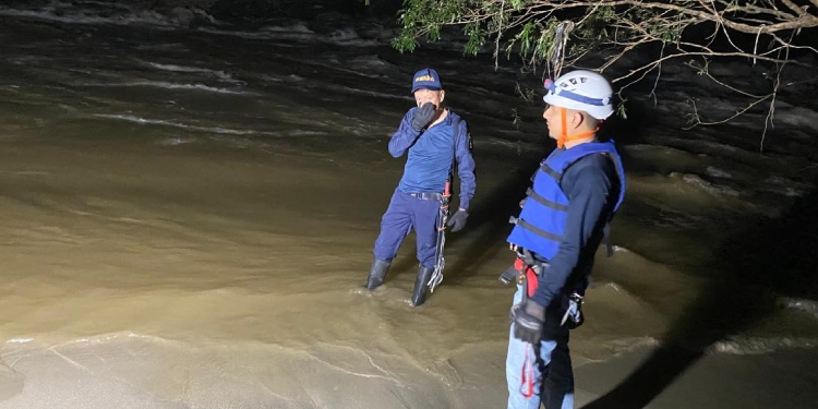 Una persona muerta y cinco más desaparecidas deja caída de un campero al río Saldaña entre Ataco y Rioblanco