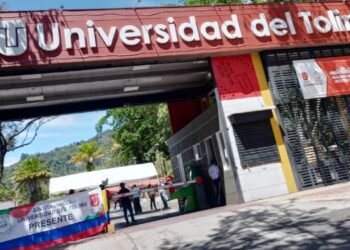Funcionarios de la Universidad del Tolima bloquean entrada al campus universitario